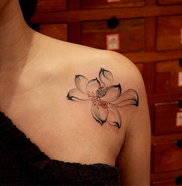 chica con tatuaje de flor de loto