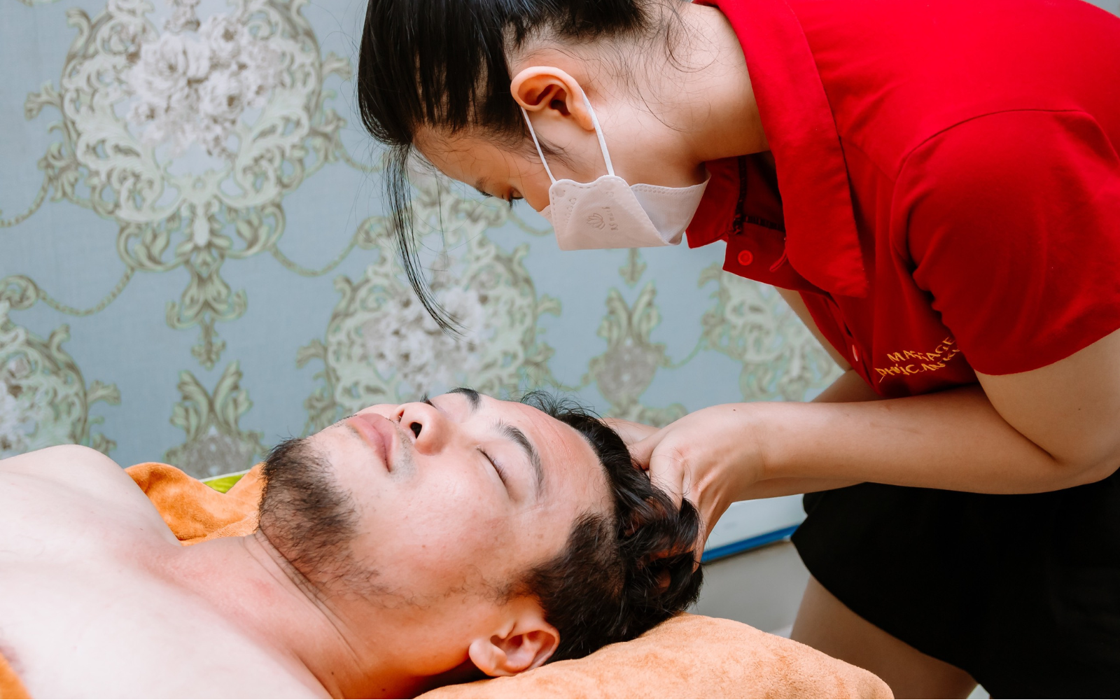 Massage đá nóng