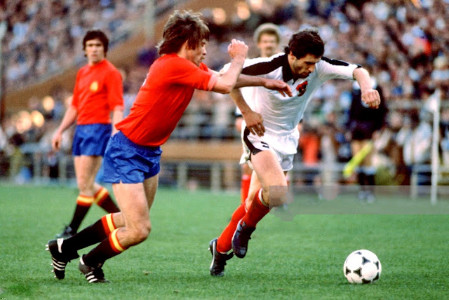 Migueli y Hansi Krankl pugnan por un balón. SELECCIÓN DE AUSTRIA 2 SELECCIÓN DE ESPAÑA 1 Sábado 03/06/1978, 18:45 horas. XI Copa del Mundo Argentina 1978,1ª fase, grupo III, jornada 1. Buenos Aires, Argentina, estadio José Amalfitani.