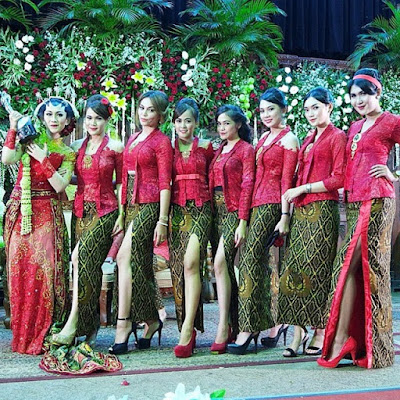 kebaya broklat merah cantik dengan bawahan rok motif batik