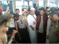 SAMBUTAN SUKU ADAT PAPUA KEPADA UAS BIKIN MERINDING