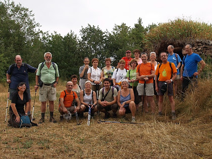 El grup de la caminada davant la barraca del Serrat del Moro