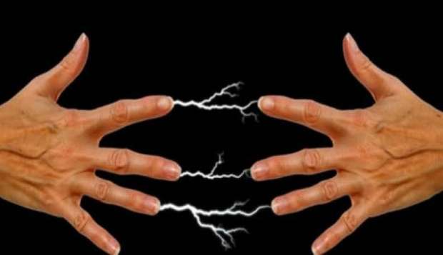 Hvad forårsager elektricitet i kroppen, når man rører ved ting?