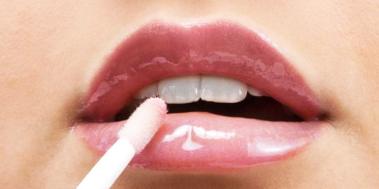 Cara mengatasi bibir kering dan pecah-pecah