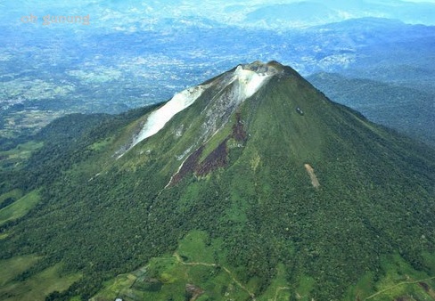 Gunung dengan medan pendakian tersulit di indonesia