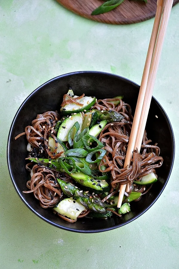 Makaron soba ze smażoną cukinią i zielonymi szparagami