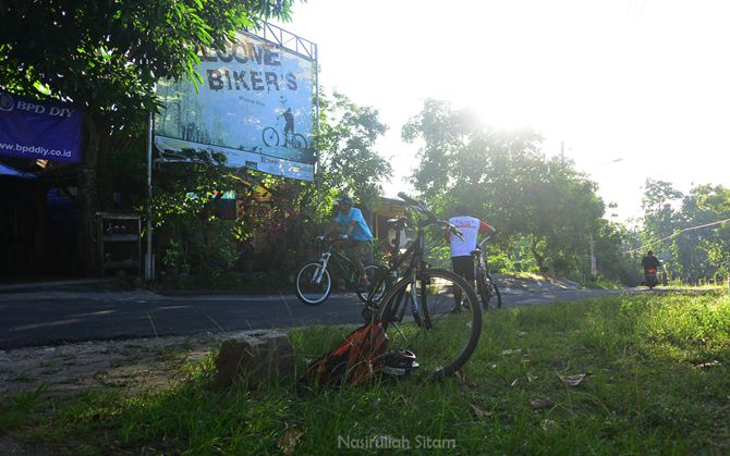 Istirahat di warung bibis bu yati