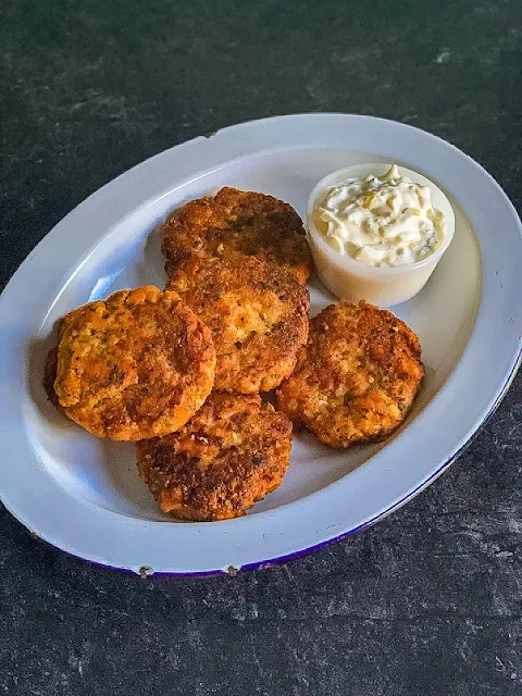 Smoked salmon cakes are an easy and delicious weeknight meal option, and believe it or not, they are affordable.
