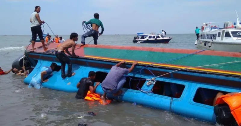 Capsized tourist boat in Kenya