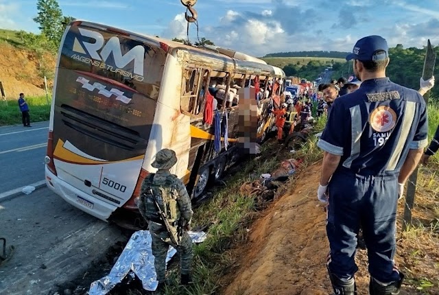 Acidente com ônibus turístico deixa pelo menos dez mortos na Bahia