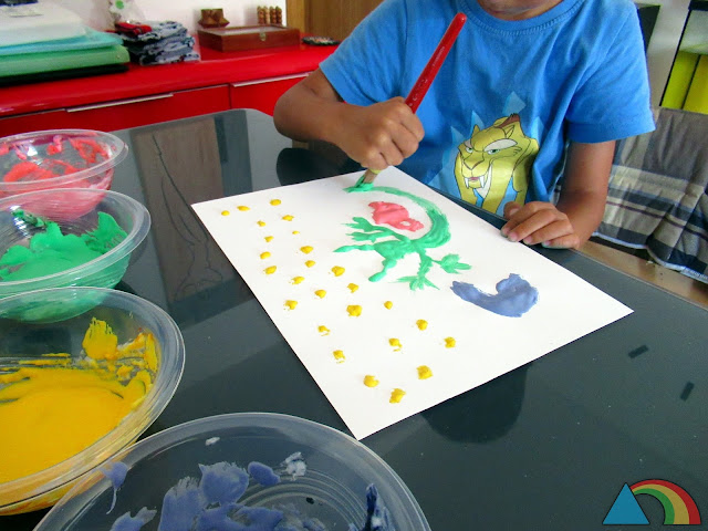 Pintando con espuma de afeitar mezclada con cola y colorante alimentario