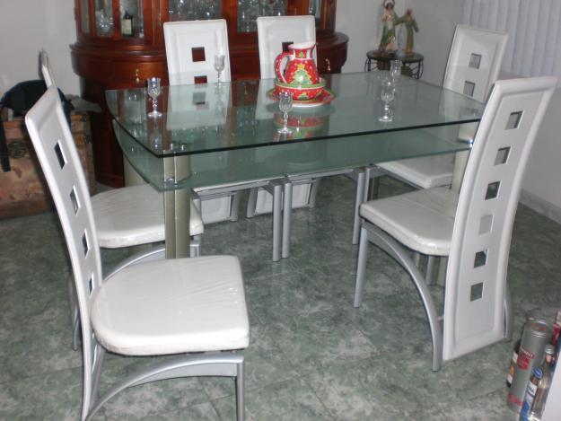 Foto de juego de comedor de 6 sillas blancas con mesa de vidrio