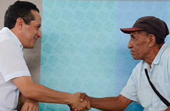 Atiende Carlos Joaquín a gente de Tulum en “Platícale al gobernador”