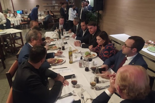 Bolsonaro e Carla Zambelli discutem durante jantar do PL em Brasília