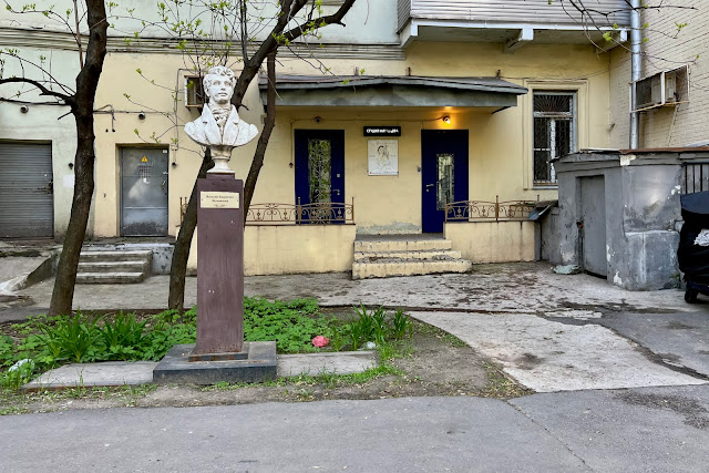 Лялин переулок, бюст Василия Жуковского