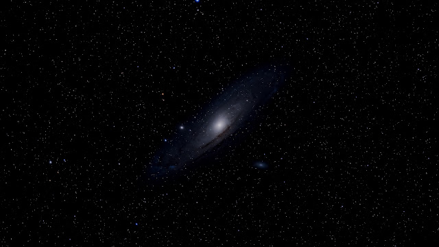 Wallpaper 4K | The Andromeda Galaxy in the Sky above Lake Sonoma