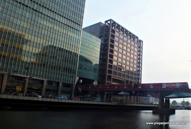 el DLR por Canary Wharf en Londres