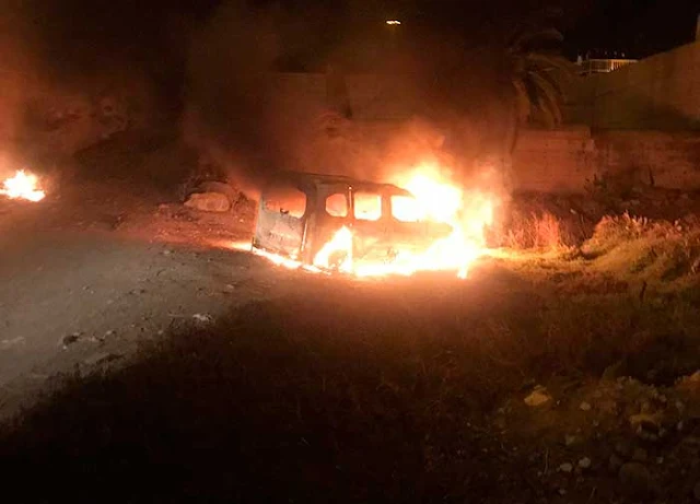 Susto en Tafira al incendiarse un coche al precipitarse un coche