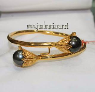 Gelang Emas Mutiara Laut Hitam