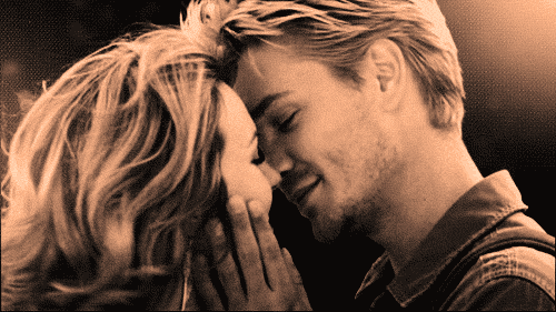 Resultado de imagem para gifs de beijo de amor