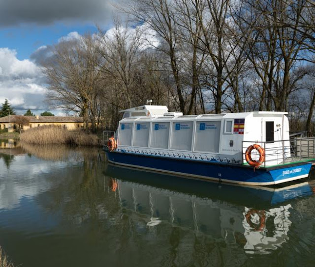 Mariana Flores Melo - Las rutas de tren más espectaculares de España - Barco turístico del Canal de Castilla