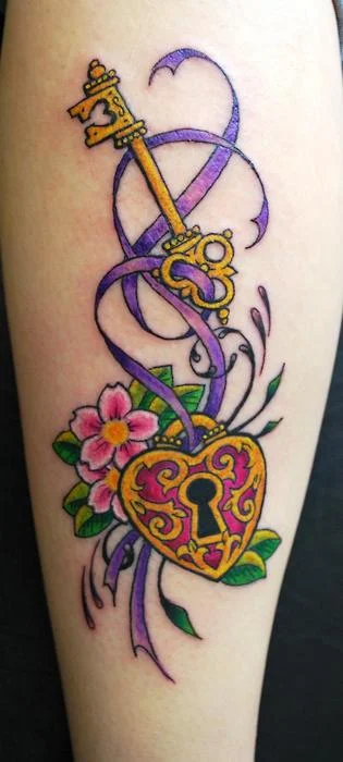 Brazo de una mujer con un tatuaje de candado y llave con flores de cerezo que esta flotando atada por un lazo violeta