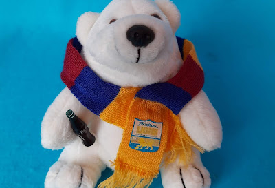 Pelúcia de urso polar da Coca Cola com cachecol do time de futebol australiano Brisbane Lions - 17 cm de altura R$ 35,00