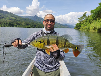 Pesca de tucunare en la represa de Topocoro o Hidrosogamoso, Santander Colombia
