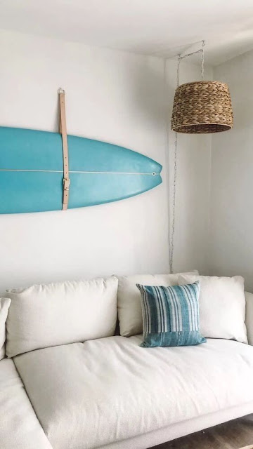 Les planches de surf à l'intérieur pour un air de vacances