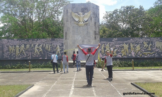 Suasana siang hari di monumen makam juang mandor