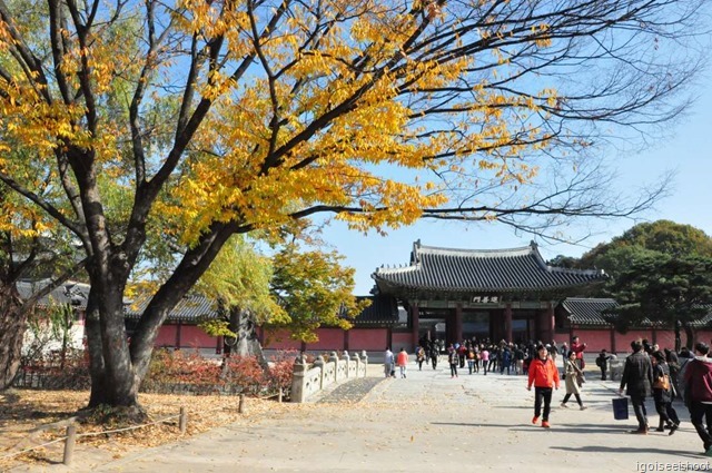 Changdeokgung - Geumcheongyo Bridge - Oldest stone bridge in Seoul. It leads to the second palace gate (Jinseonmun).