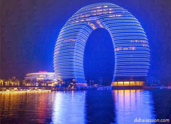 فندق صيني على شكل حبة ‘دونتس‘ مضيئة