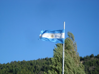 Bandera Argentina flameando en el embarcadero