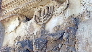 Darstellung der Plünderung des Tempels von Jerusalem im Titusbogen