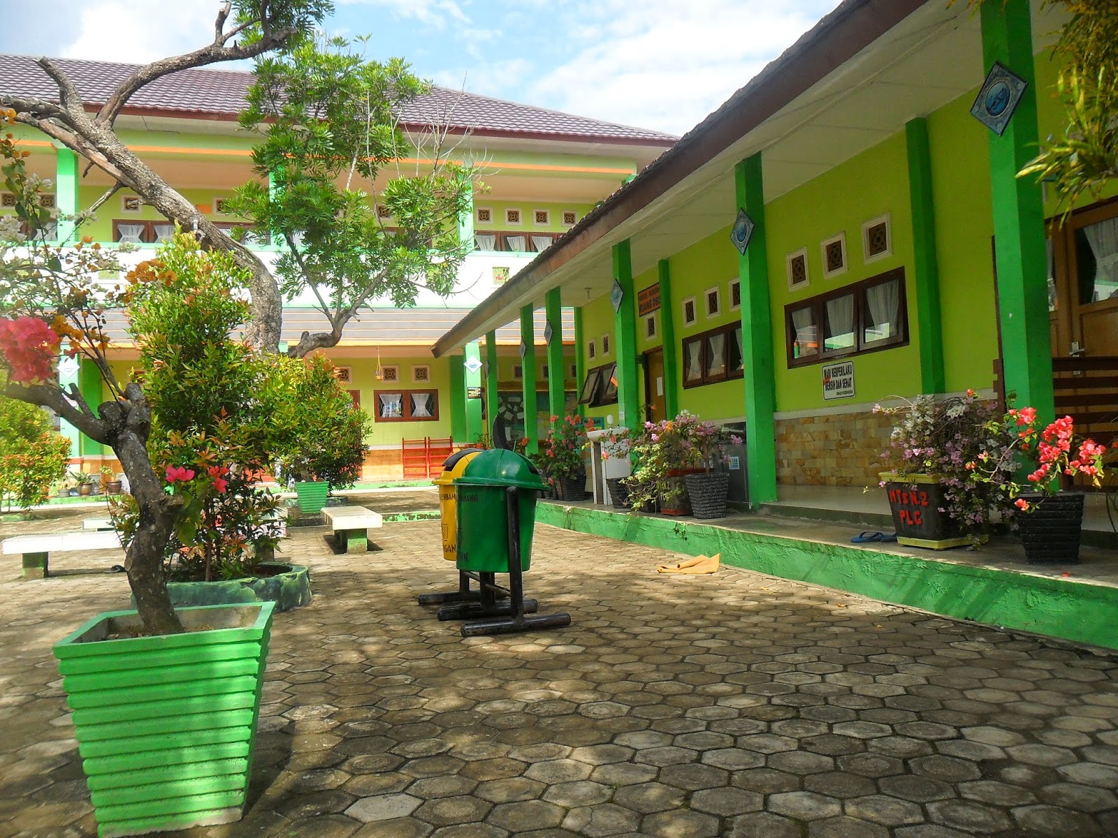 PUISI LINGKUNGAN SEKOLAH  mitace blog's