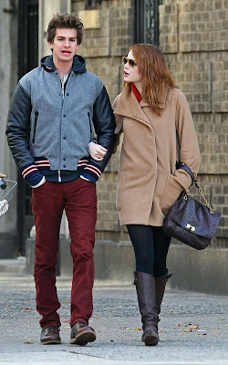 emma stone and andrew garfield holding hands