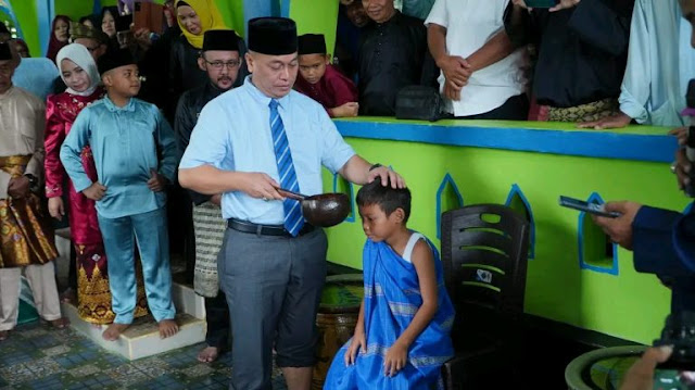 Bupati Lingga Bersama Istri Hadiri Kegiatan Tradisi Mandi Safar di Desa Resun