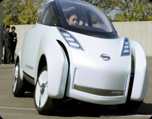 An employee checks out Nissan's Land Glider001