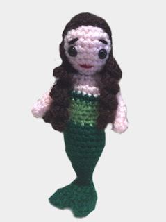 http://translate.google.es/translate?hl=es&sl=en&tl=es&u=http%3A%2F%2Fwww.lonemer.com%2F2014%2F02%2Fmyra-little-mermaid-free-amigurumi-doll.html