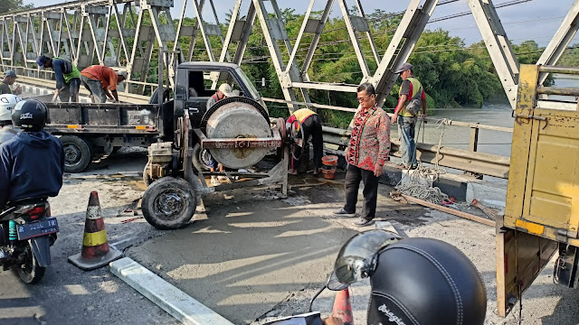 Tri Mulyantoro Tinjau Jembatan Ambles Penghubung Purbalingga-Banjarnegara, Pengerjaan Selam 10 Hari