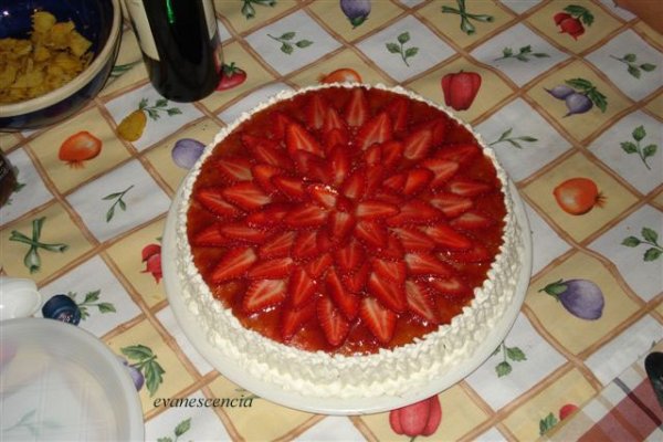 tarta de nata y chocolate con fresas naturales