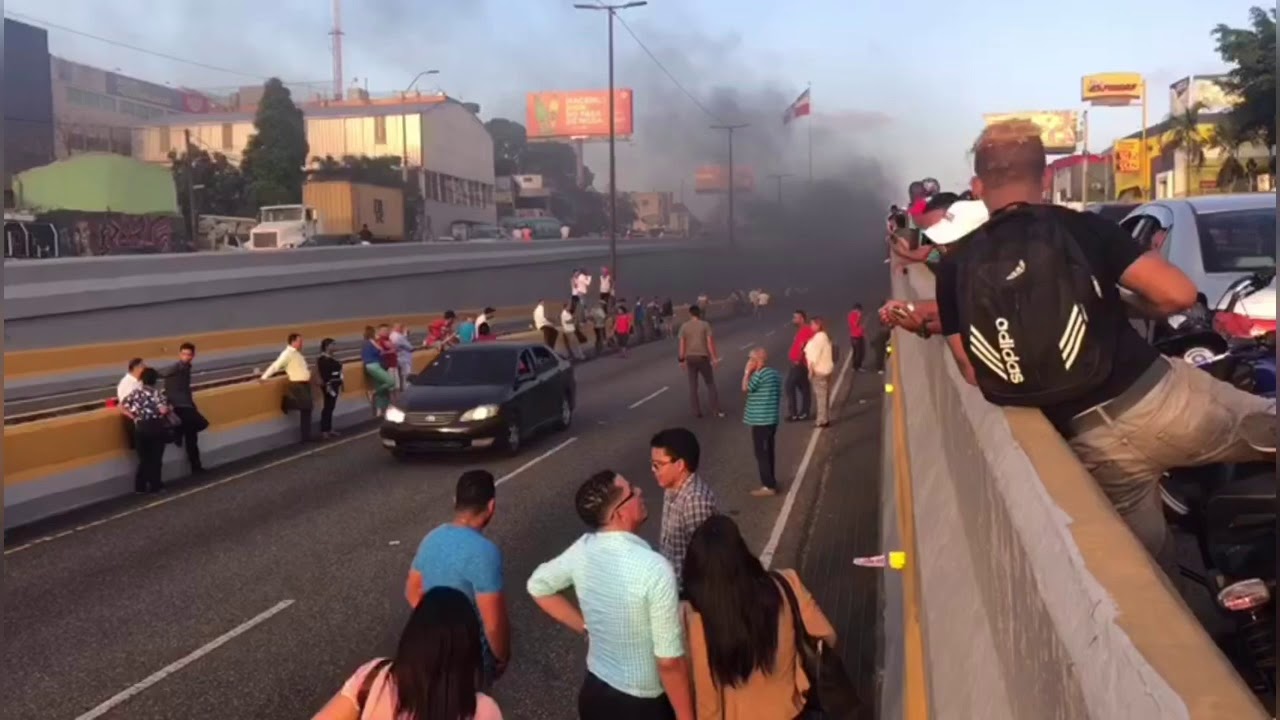 Se incendia vehículo mientras circulaba en túnel de Las Américas