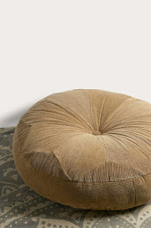 https://www.urbanoutfitters.com/fr-fr/shop/corduroy-pouf-cushion?category=homeware-sale&color=030