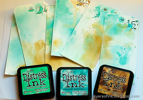 Layers of ink - December Countdown Calendar Tutorial by Anna-Karin Evaldsson. Inking with Distress Ink.