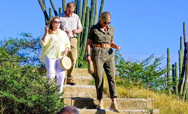 Queen Maxima wore a belted army green jumpsuit by Frame. Princess Amalia wore a light yellow oversized linen shirt by Zara