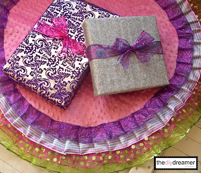 http://thediydreamer.com/diy/no-sew-ribbon-christmas-tree-skirt/