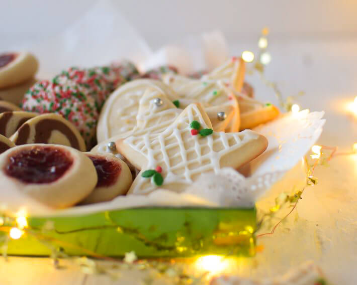 Galletas de azúcar de diferentes formas: con mermelada, confetti, espiral y con cortadores