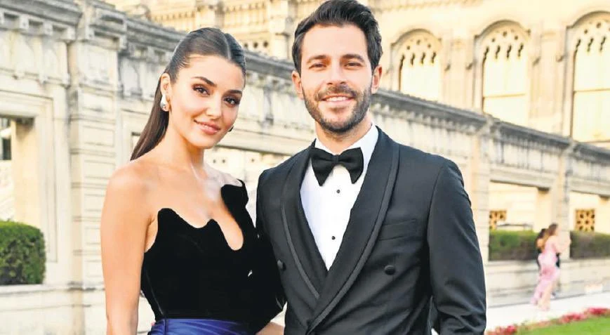 Having experienced love with popular figures such as Mehmet Dinçerler, Kerem Bürsin, and Murat Dalkılıç, Hande Erçel recently found her heart captured by businessman Hakan Sabancı. At the beginning of the relationship, the duo denied love rumors, but later, with their shared posts, they managed to make their love known to everyone. Recently, after news surfaced about their upcoming wedding, Hande Erçel and Hakan Sabancı, who were seen at the airport after their Bali vacation, drew attention with their tense demeanor.