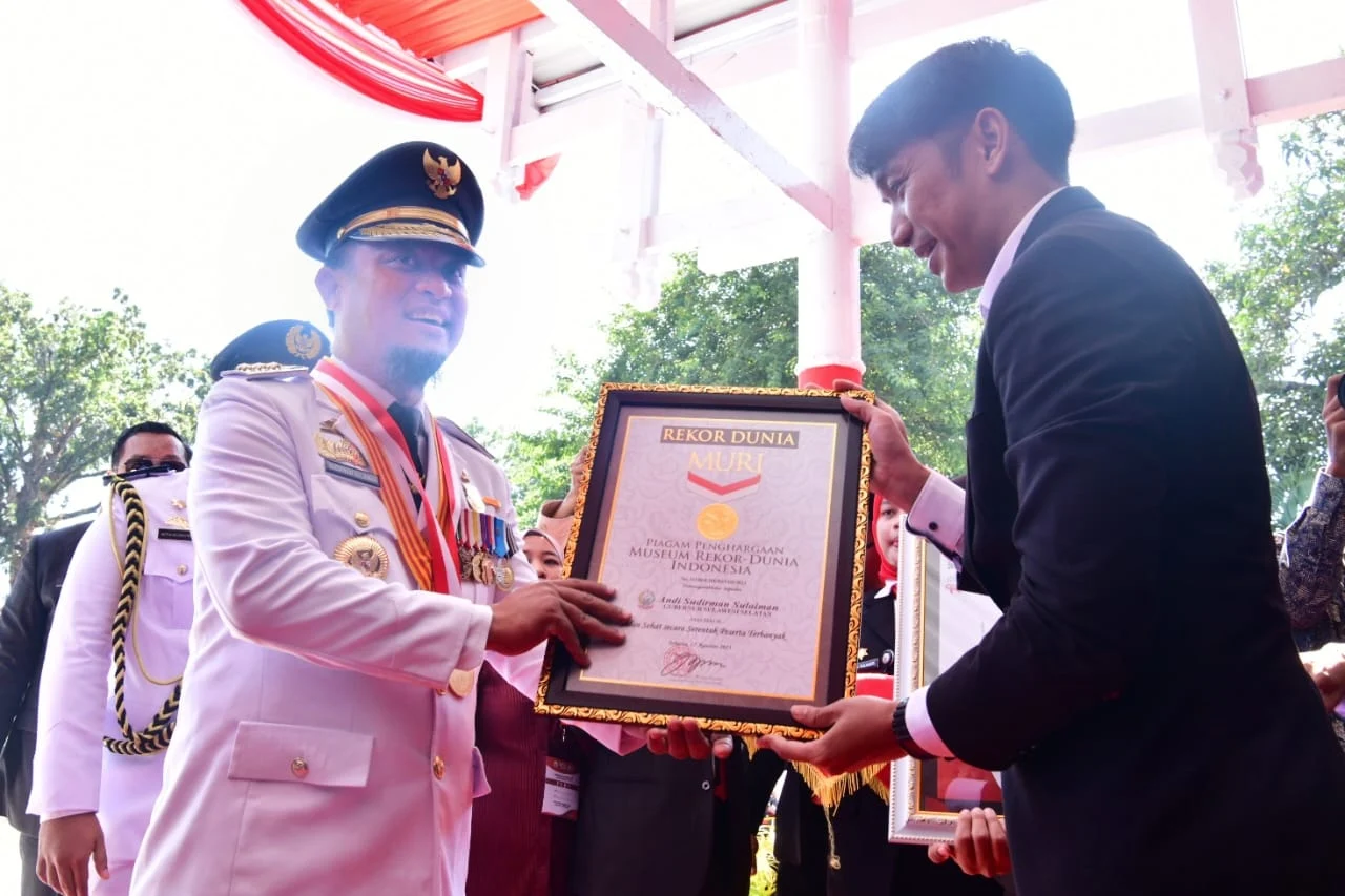 Gubernur Andi Sudirman Terima Penghargaan Museum Rekor MURI