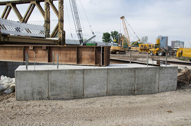 Baustelle Erweiterung des Kanalnetzes, Erneuerung von Abwasserdruckleitungen, Bergiusstraße / Grenzallee, 12057 Berlin, 23.04.2014